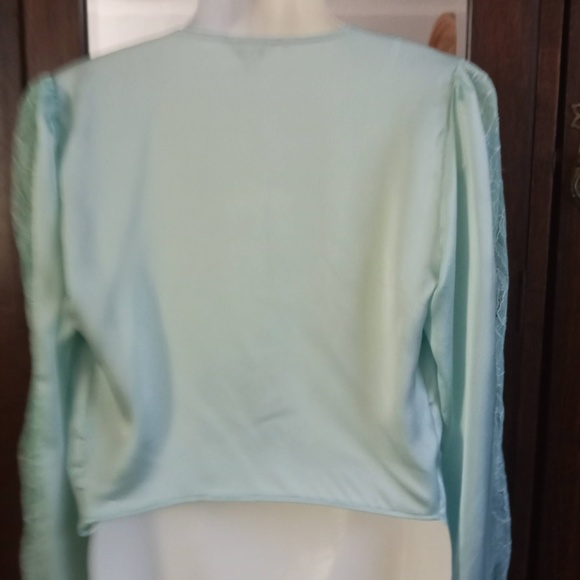 GUESS NWT Lace Silky Tie Waist Top  Peasant Sleeves Bow Tie Deep V Soft Green XS - Picture 4 of 8